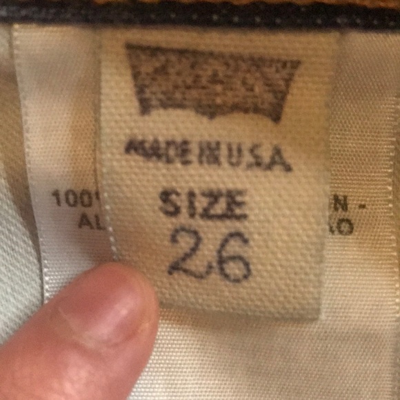 DARK WASH LEVI JEANS ( SIZE 26 ) - Picture 6 of 6